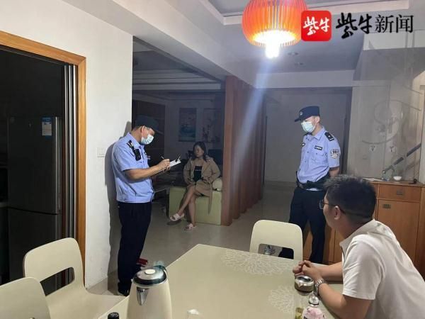 怀疑妻子出轨要查通话记录 妻子不给看就抢手机，还报警求助
