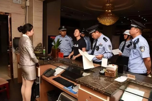 异性同住酒店被查房，不是夫妻关系算违法吗？被查到会被处罚吗？